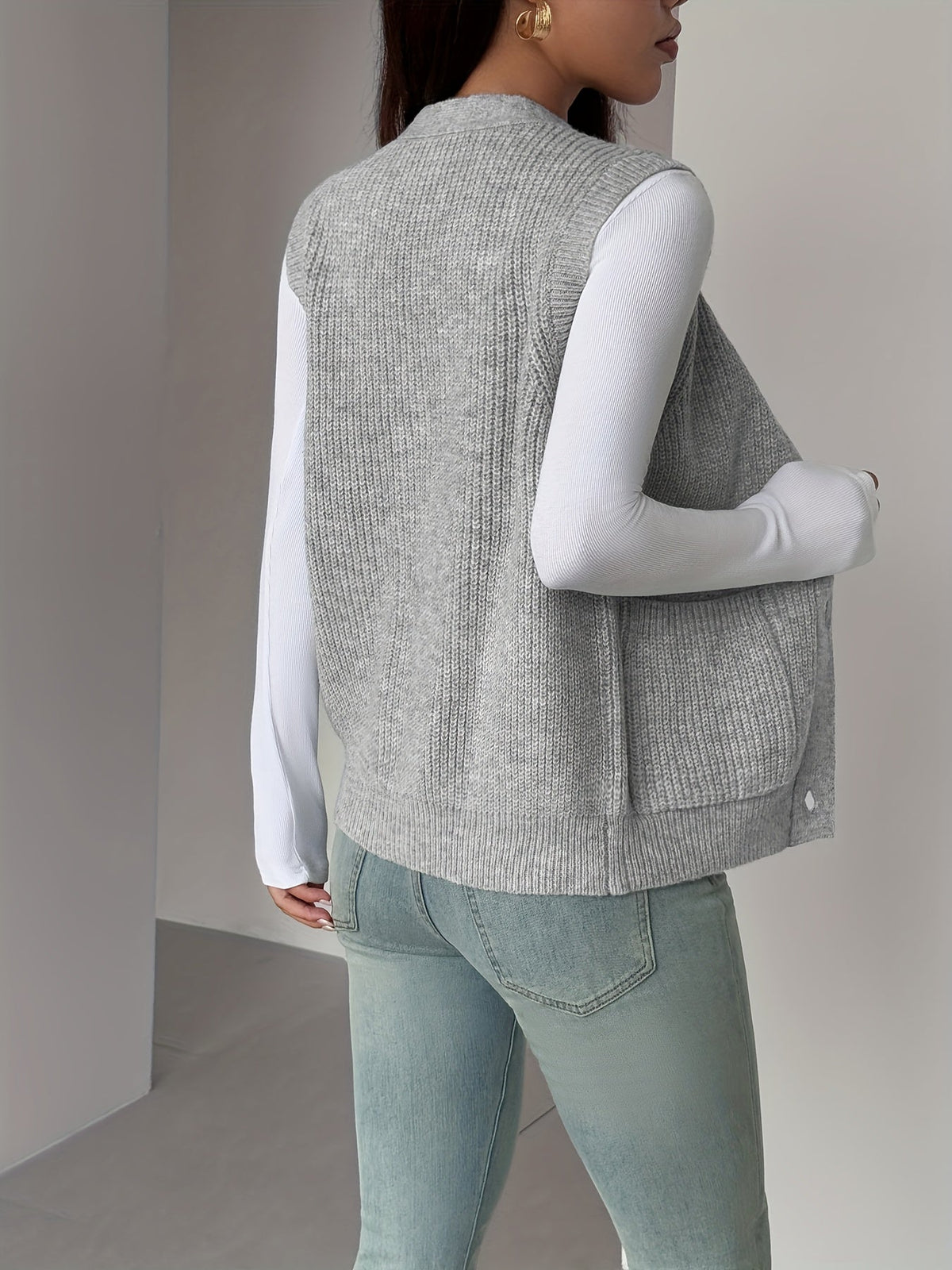 Naomi | Gilet sans manches en maille à col V — Amielle Paris