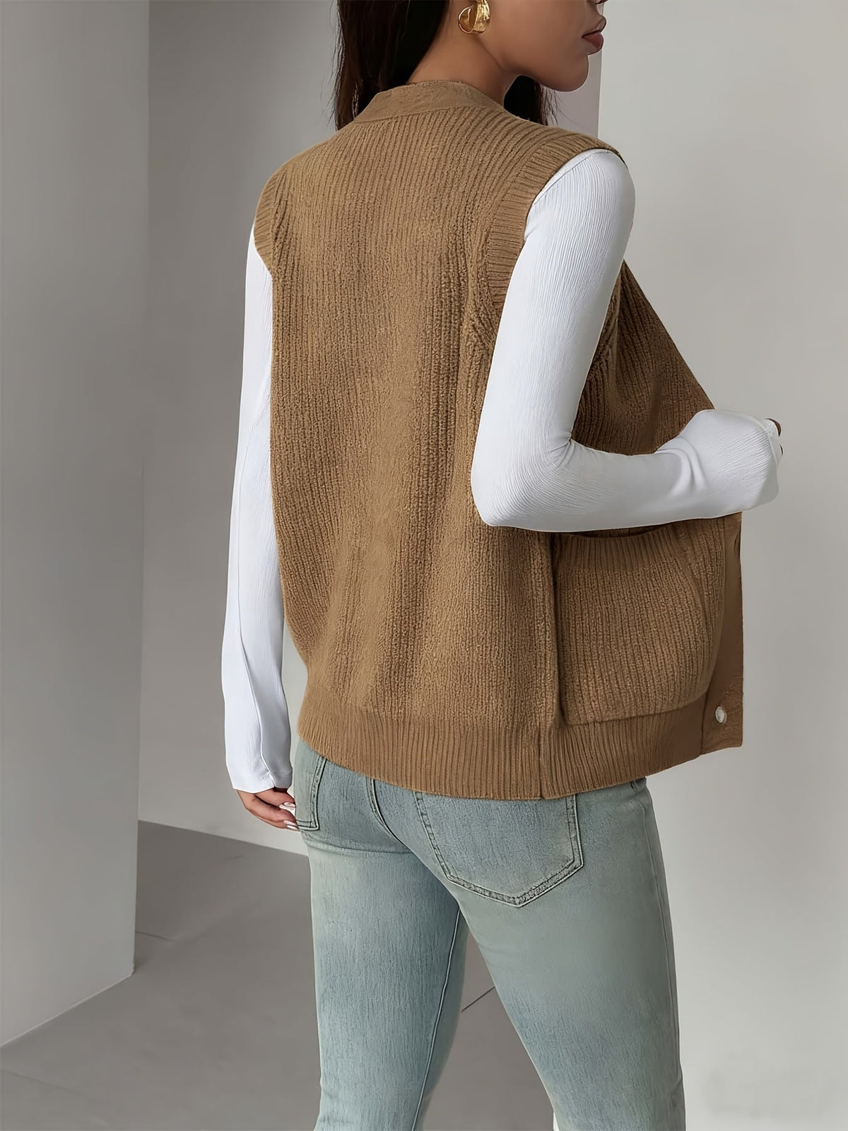 Naomi | Gilet sans manches en maille à col V — Amielle Paris