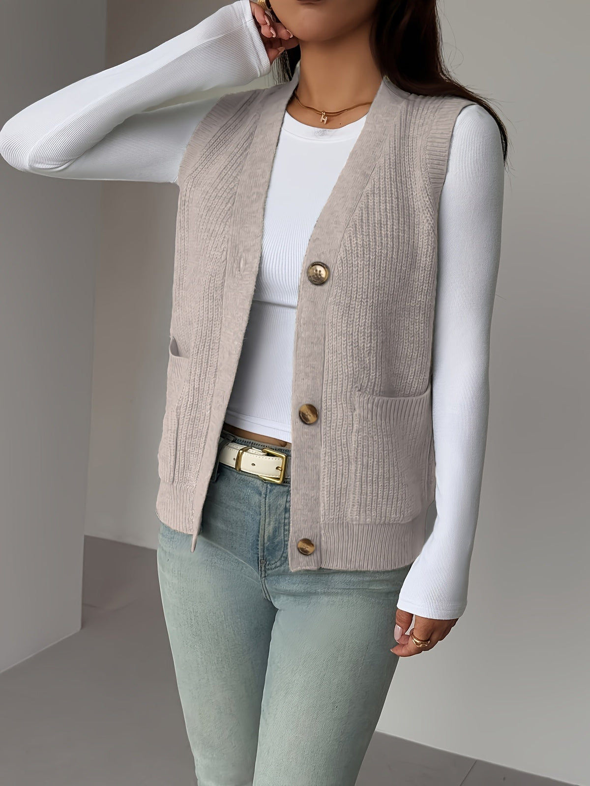 Naomi | Gilet sans manches en maille à col V — Amielle Paris