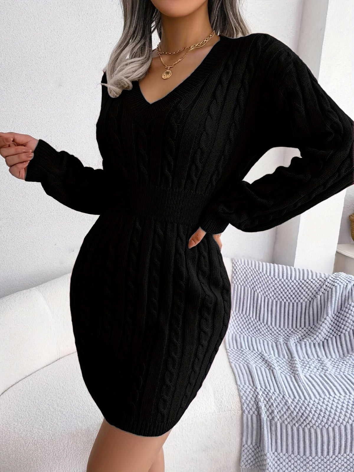 Robe pull courte torsadée à basque — Amielle Paris