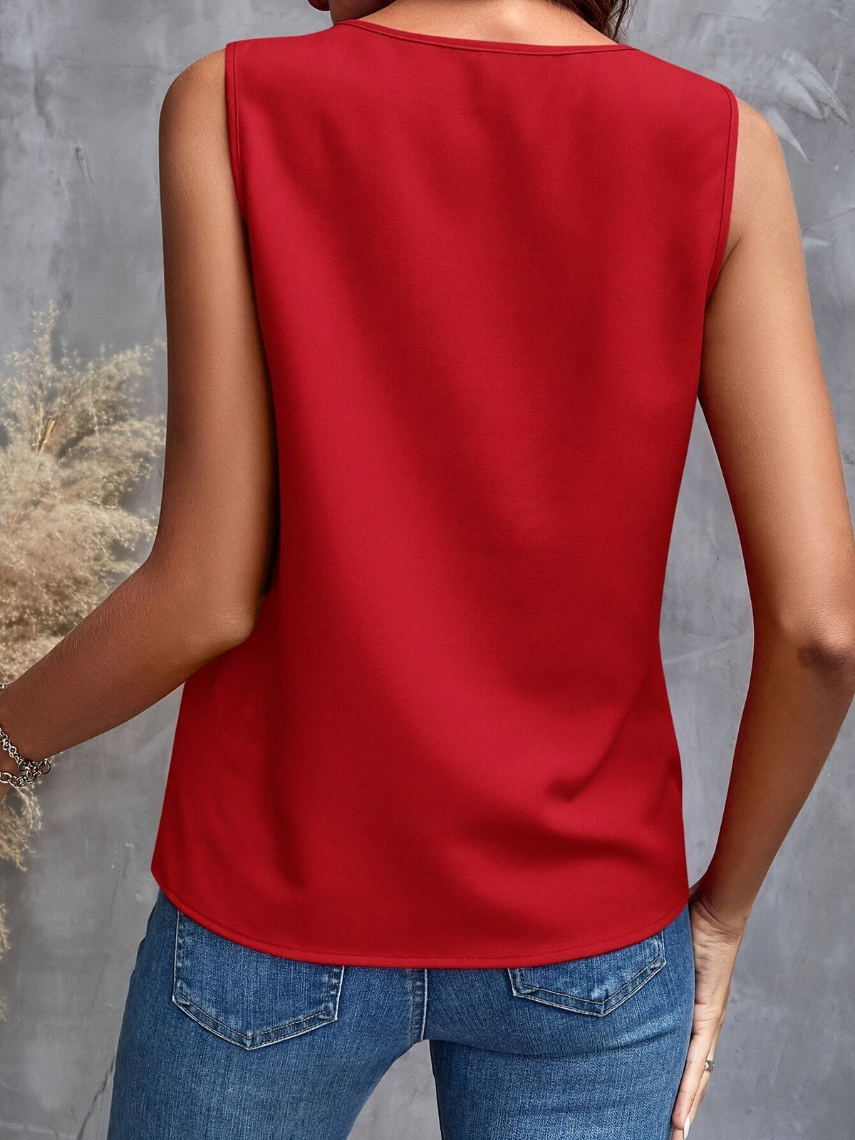 Blouse sans manches à col en V et volants — Amielle Paris