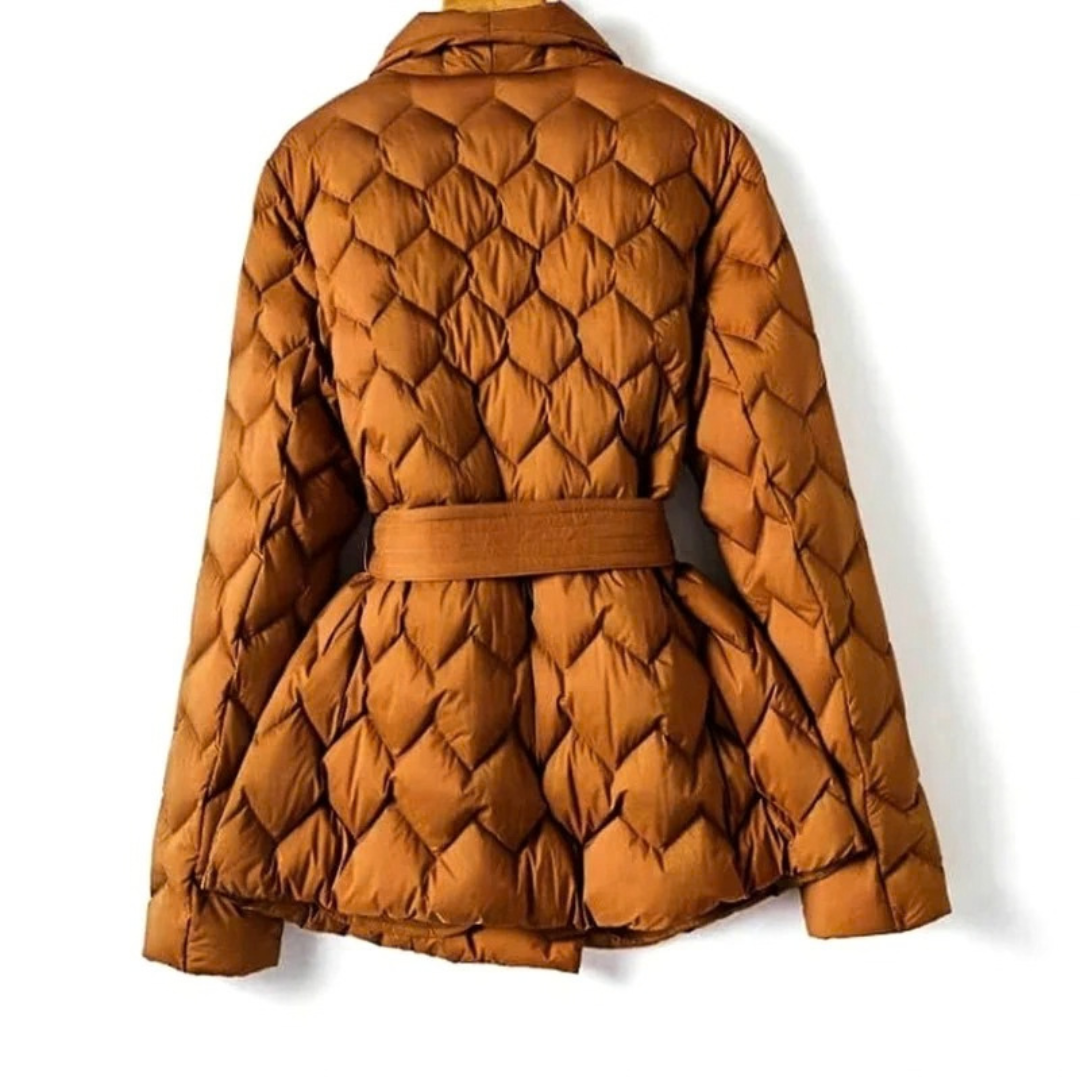Isabella — Veste matelassée en losanges à ceinture — Amielle Paris