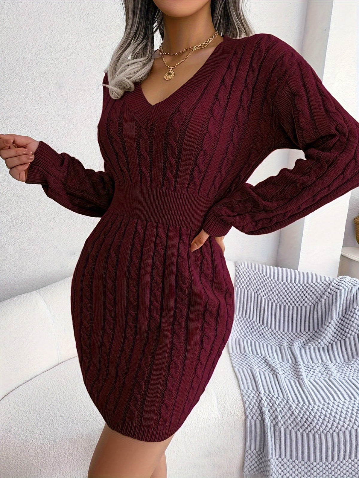 Robe pull courte torsadée à basque — Amielle Paris