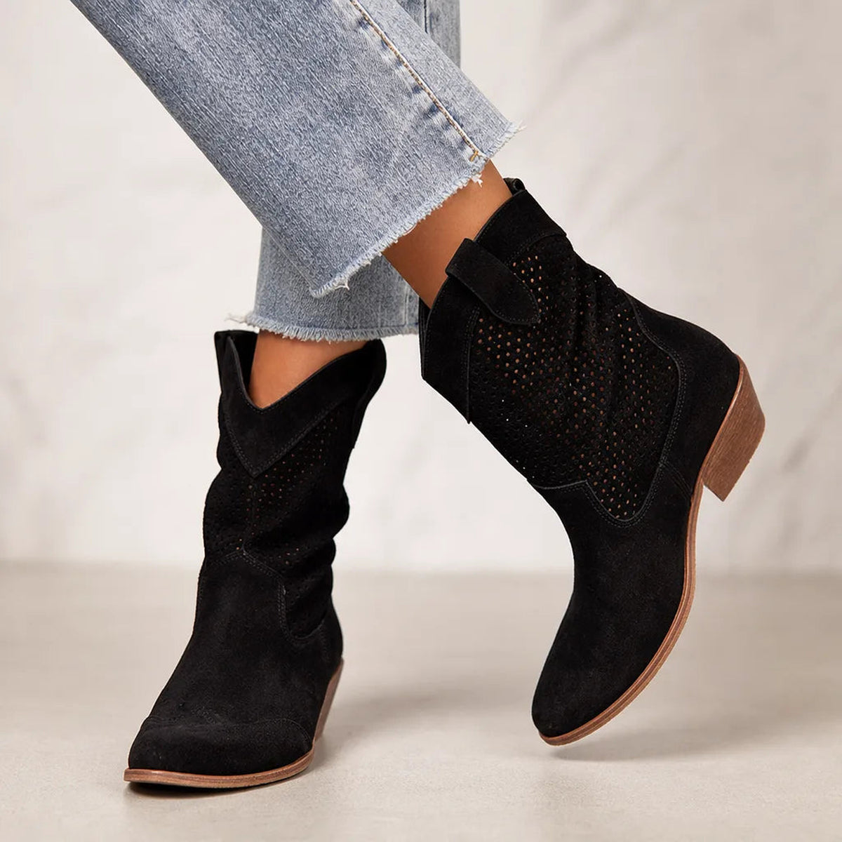 Bottines western perforées effet daim