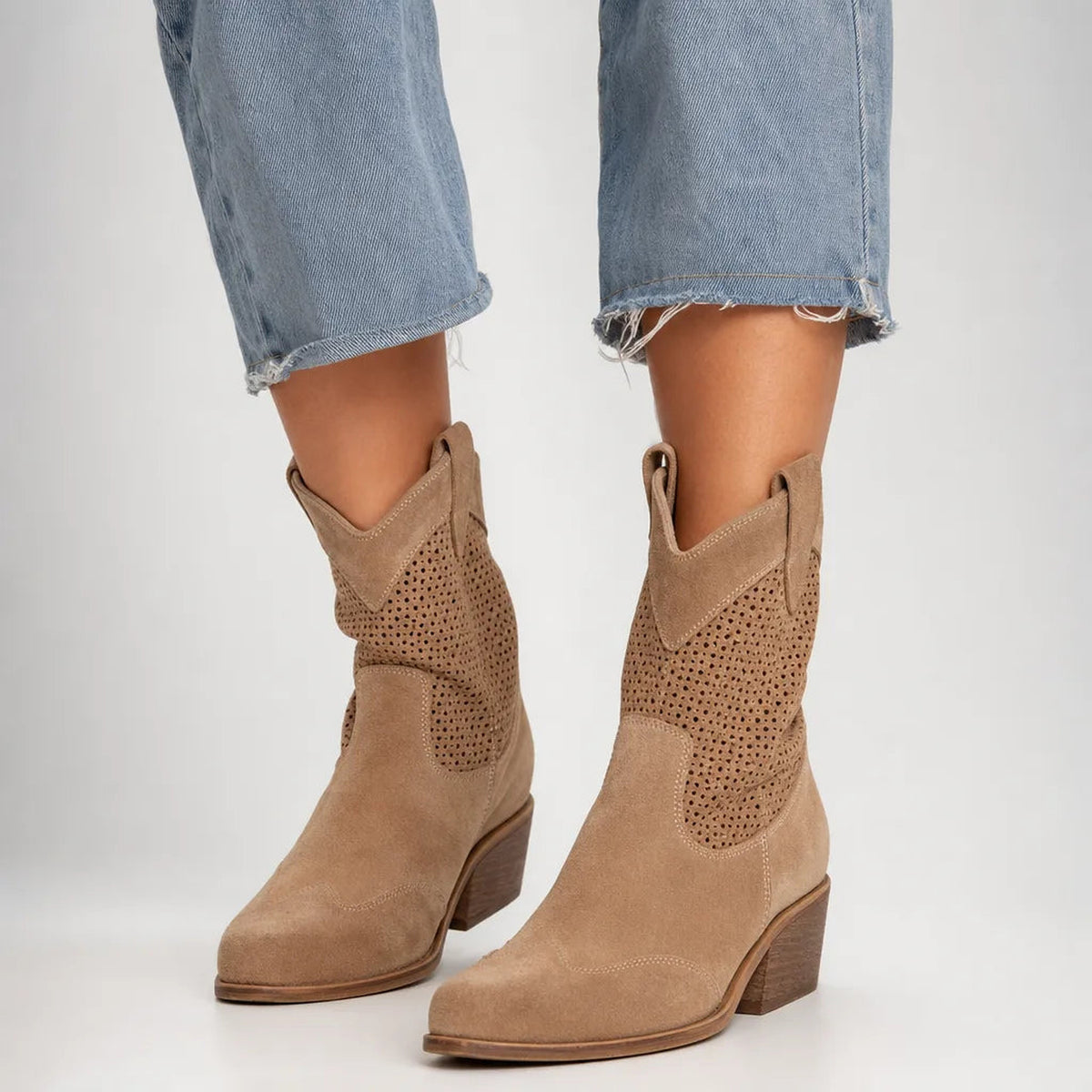 Bottines western perforées effet daim