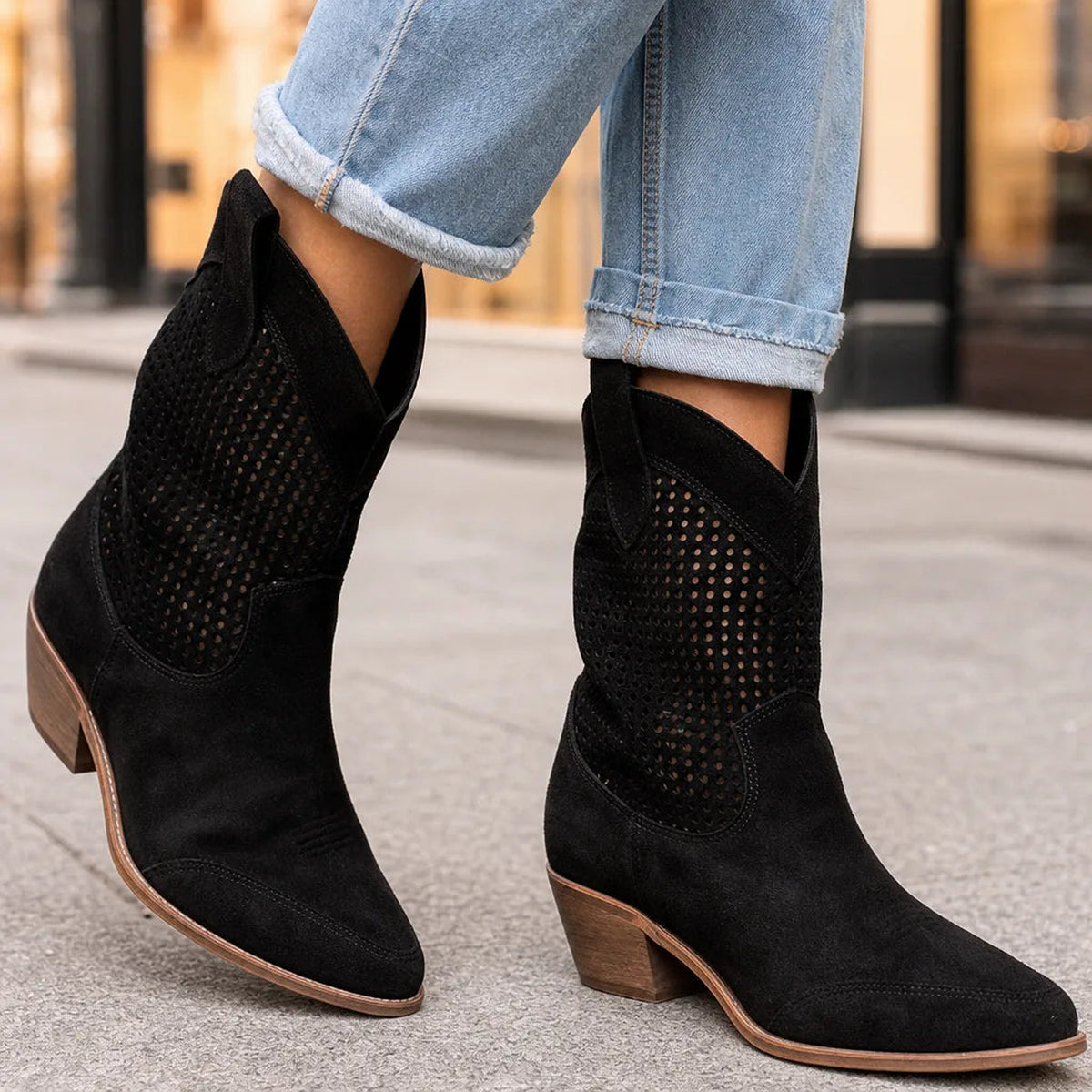 Bottines western perforées effet daim