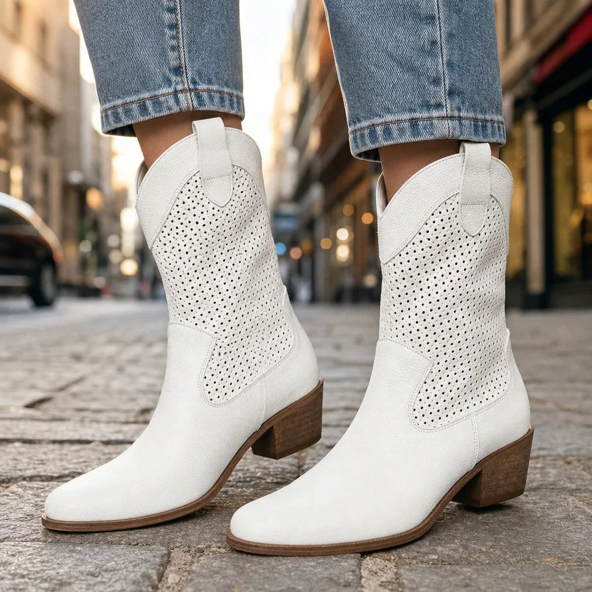 Bottines western perforées effet daim
