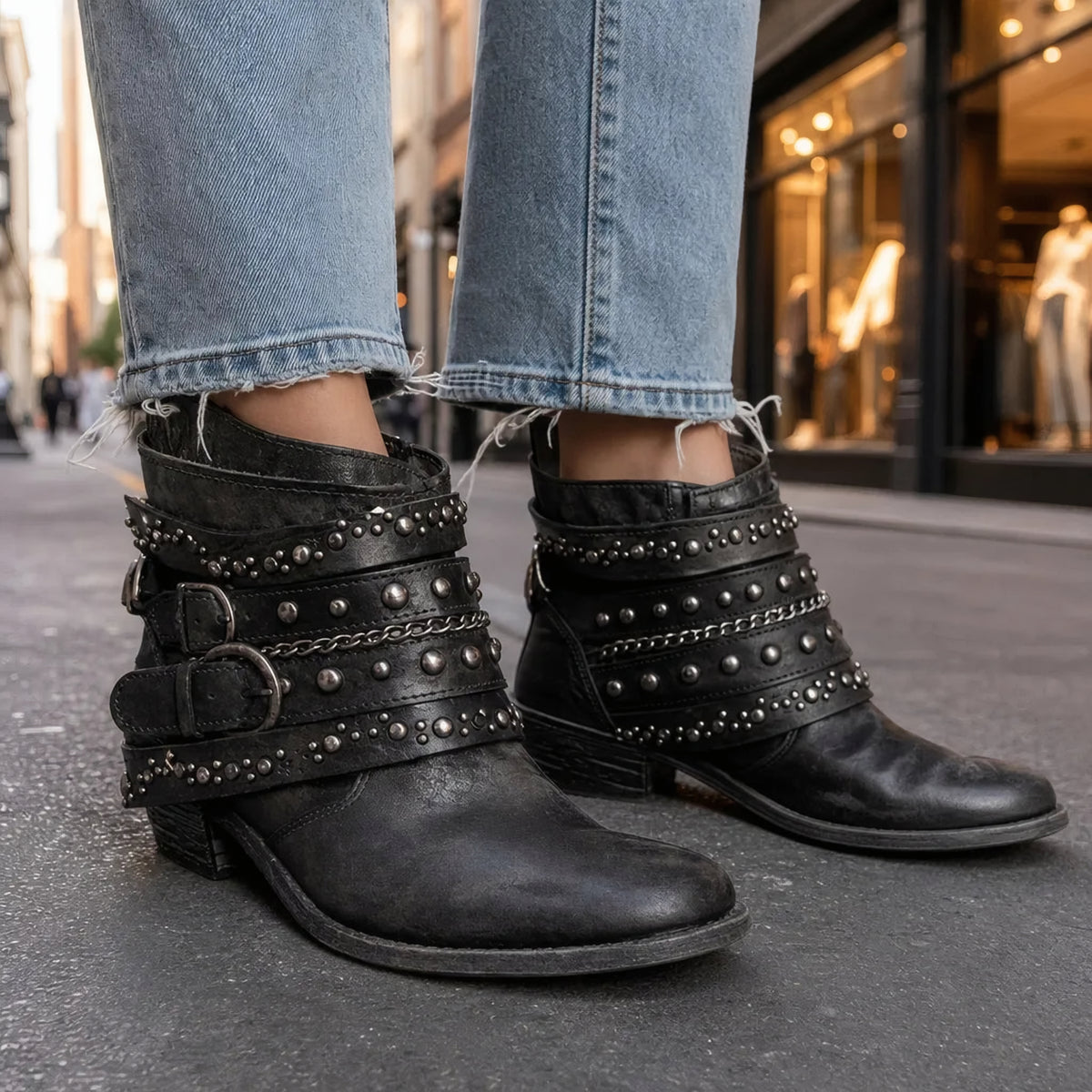 Bottines western cloutées à boucles