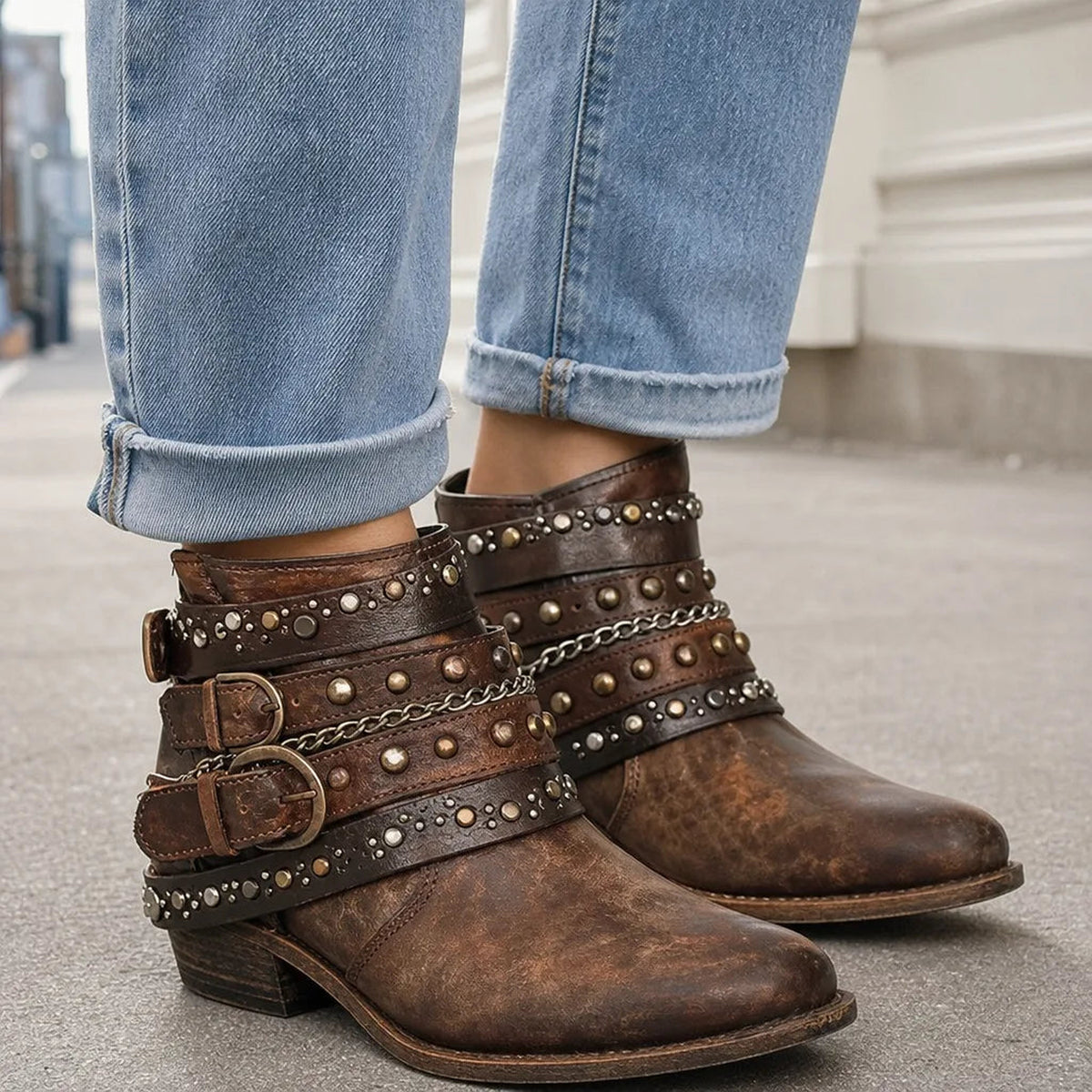 Bottines western cloutées à boucles