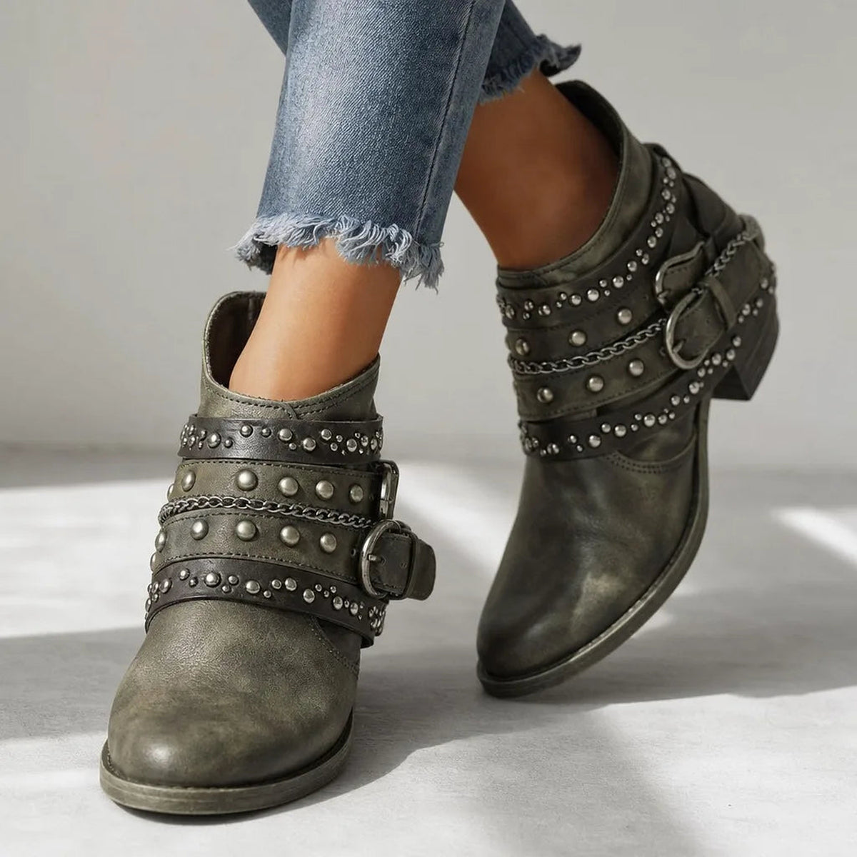 Bottines western cloutées à boucles