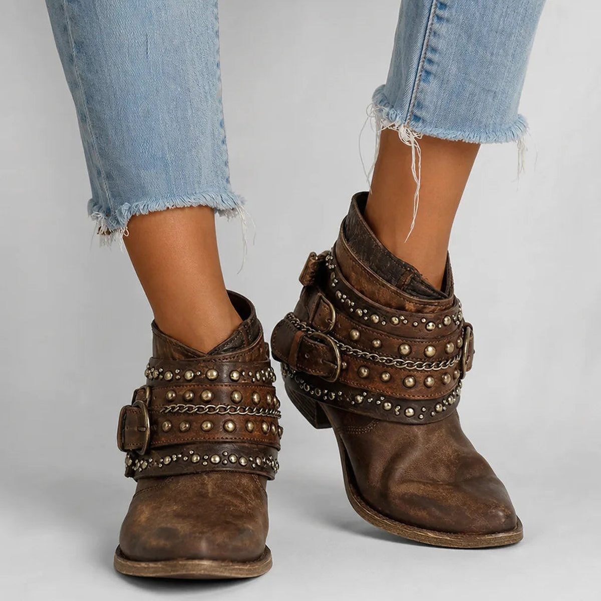 Bottines western cloutées à boucles
