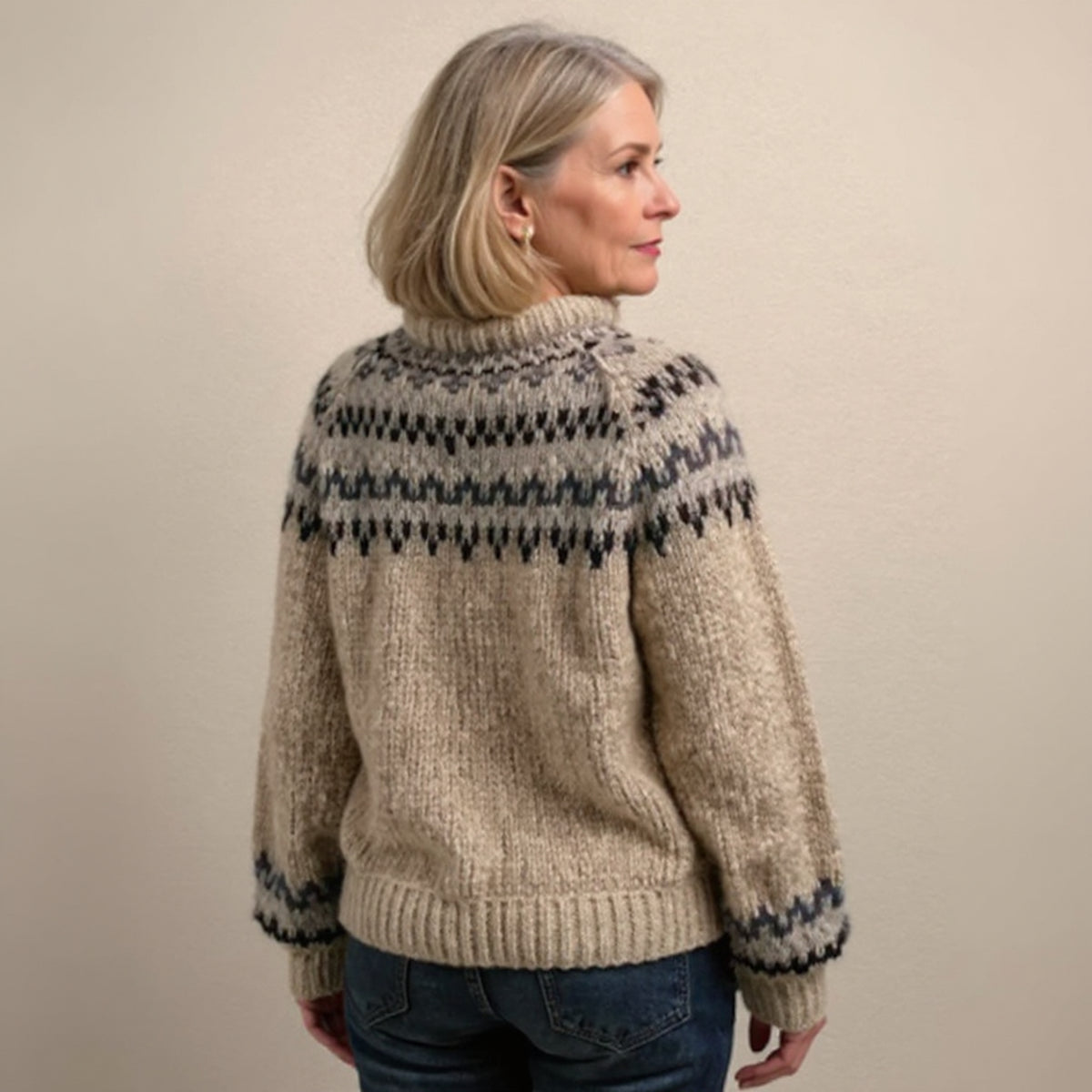Pull beige à col montant et motifs nordiques