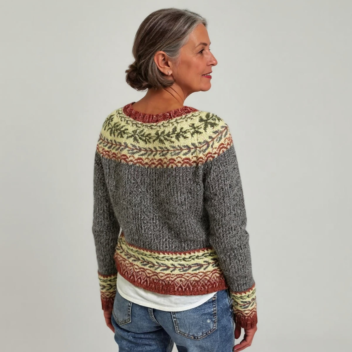 Pull gris à empiècement nordique coloré