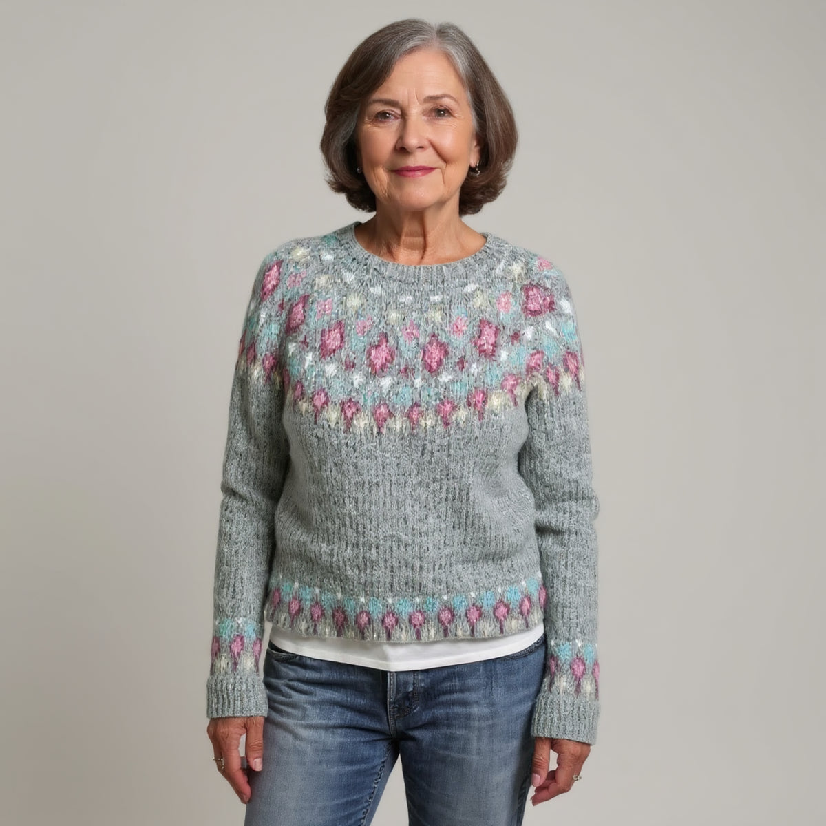 Pull gris à motifs rose et vert