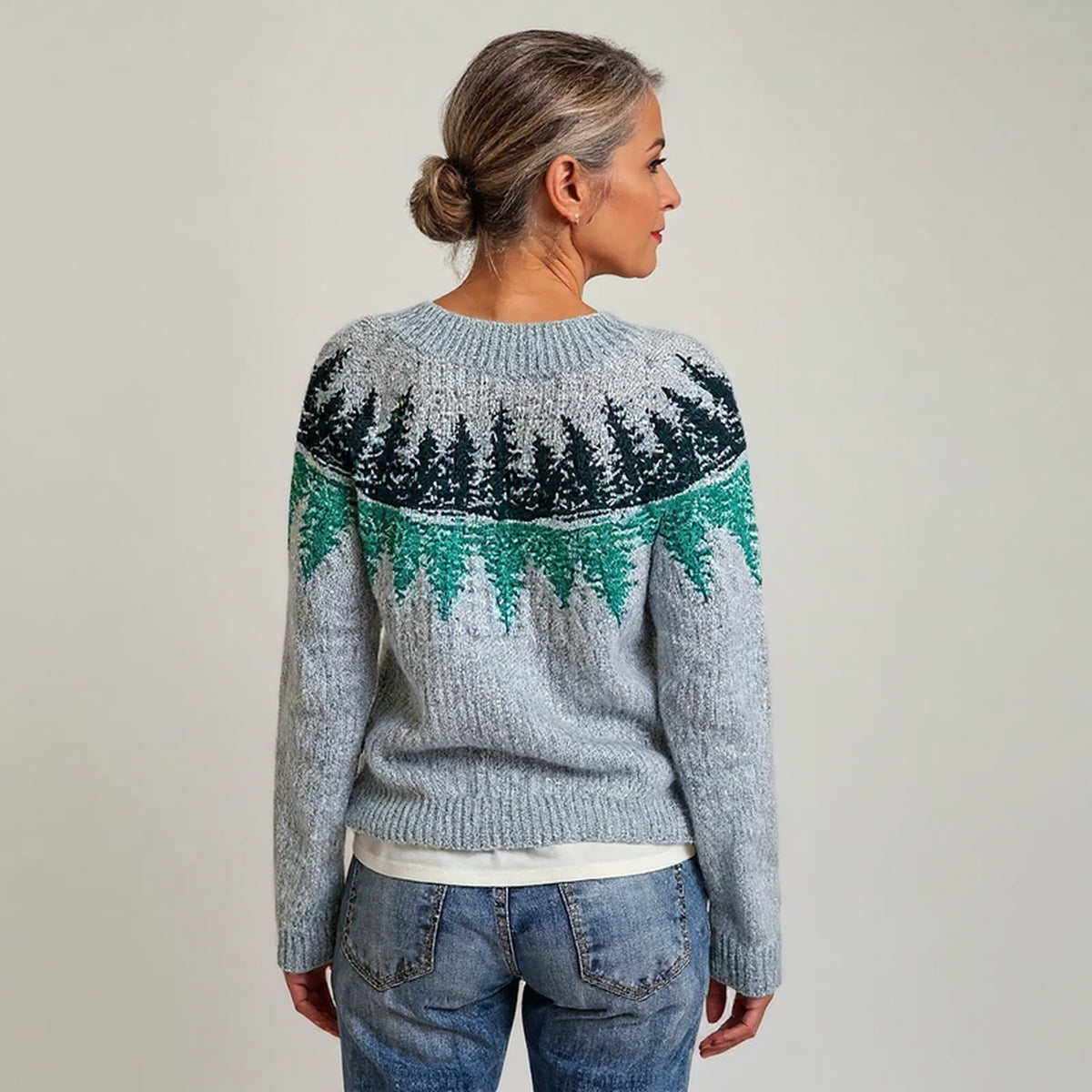 Pull gris à motif sapins verts