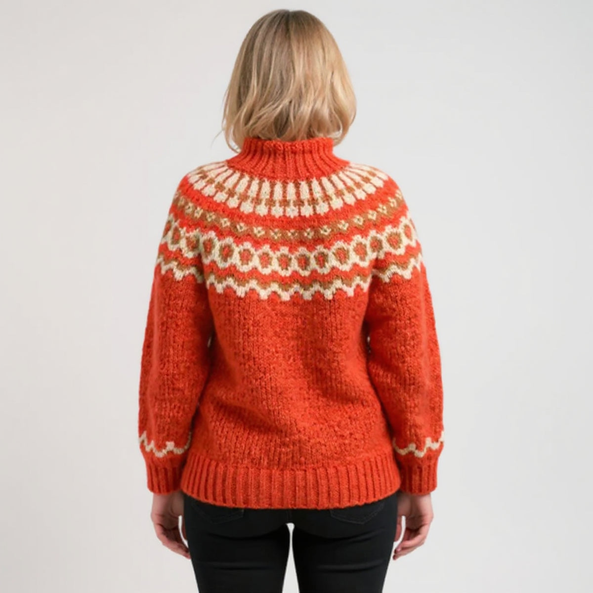 Pull orange à col montant et motifs nordiques