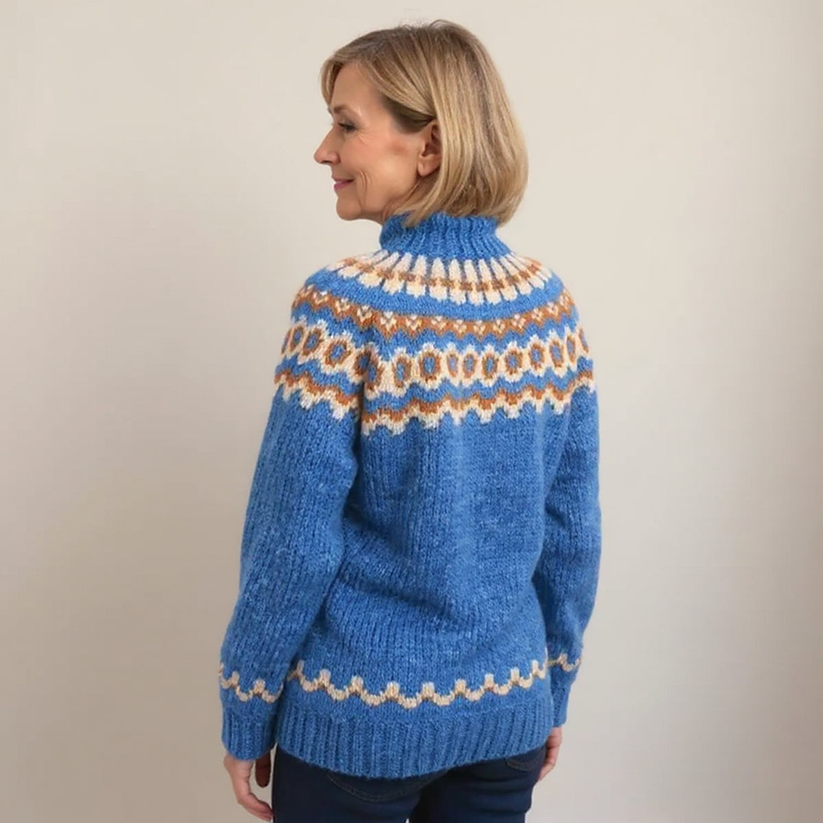 Pull orange à col montant et motifs nordiques
