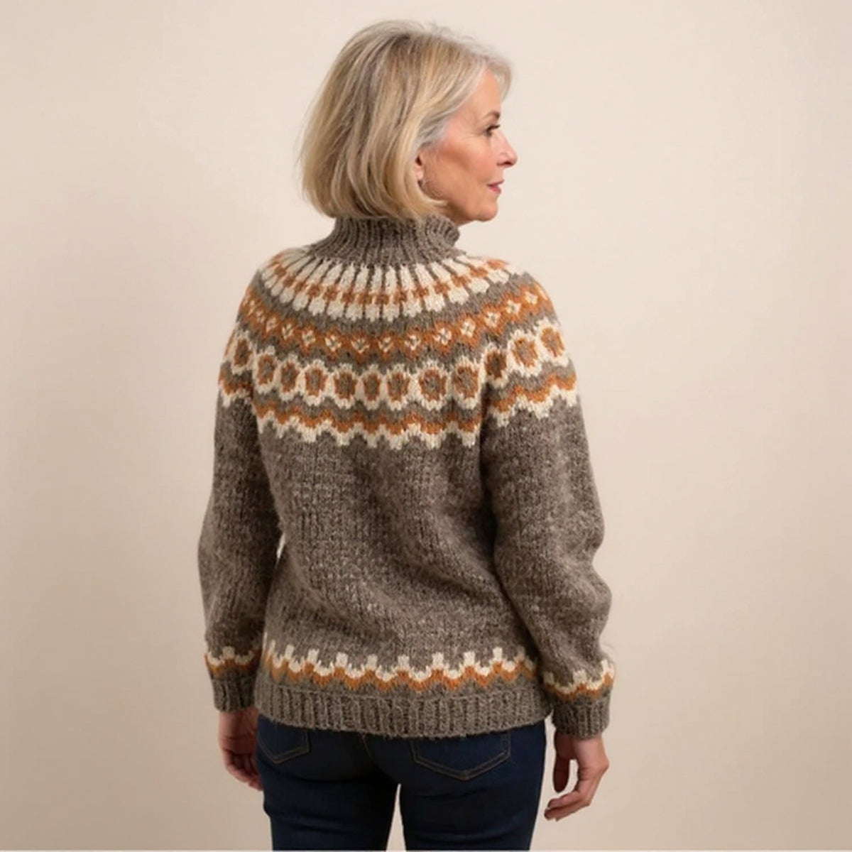 Pull orange à col montant et motifs nordiques