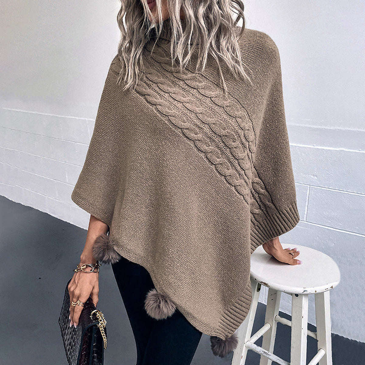 Poncho en maille torsadée à col montant