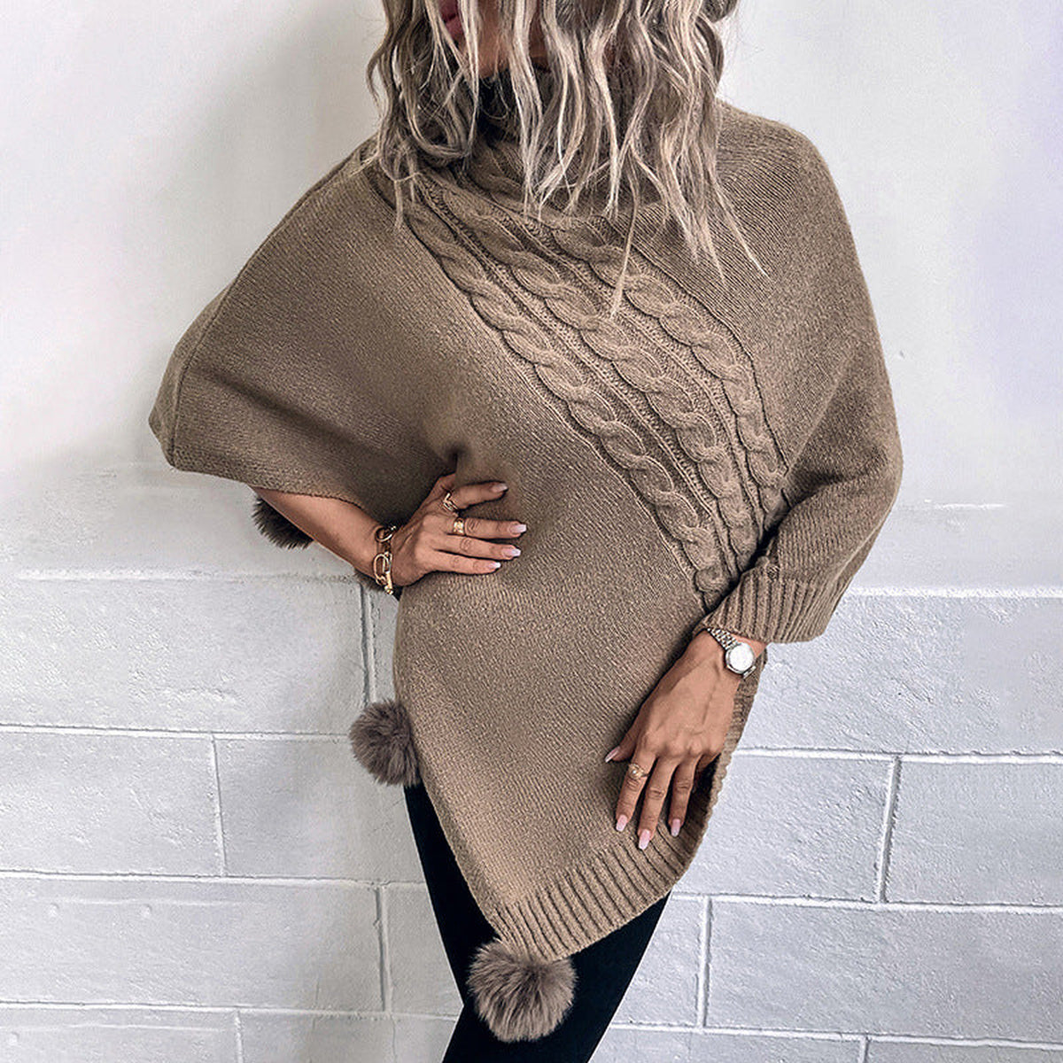 Poncho en maille torsadée à col montant