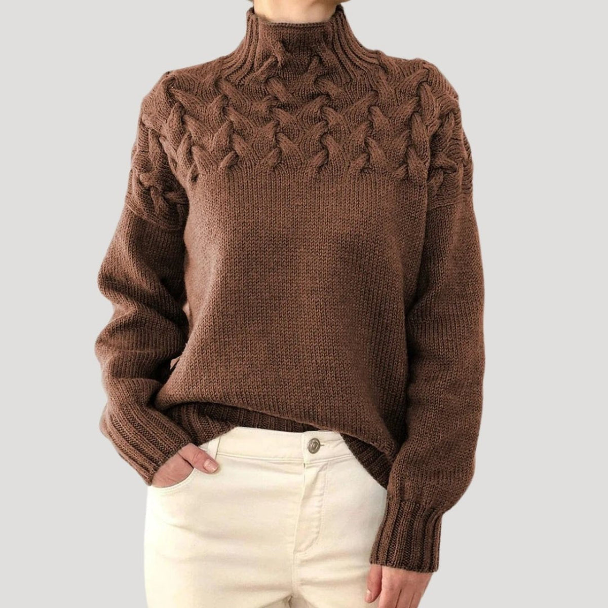 Pull en maille torsadée à col montant