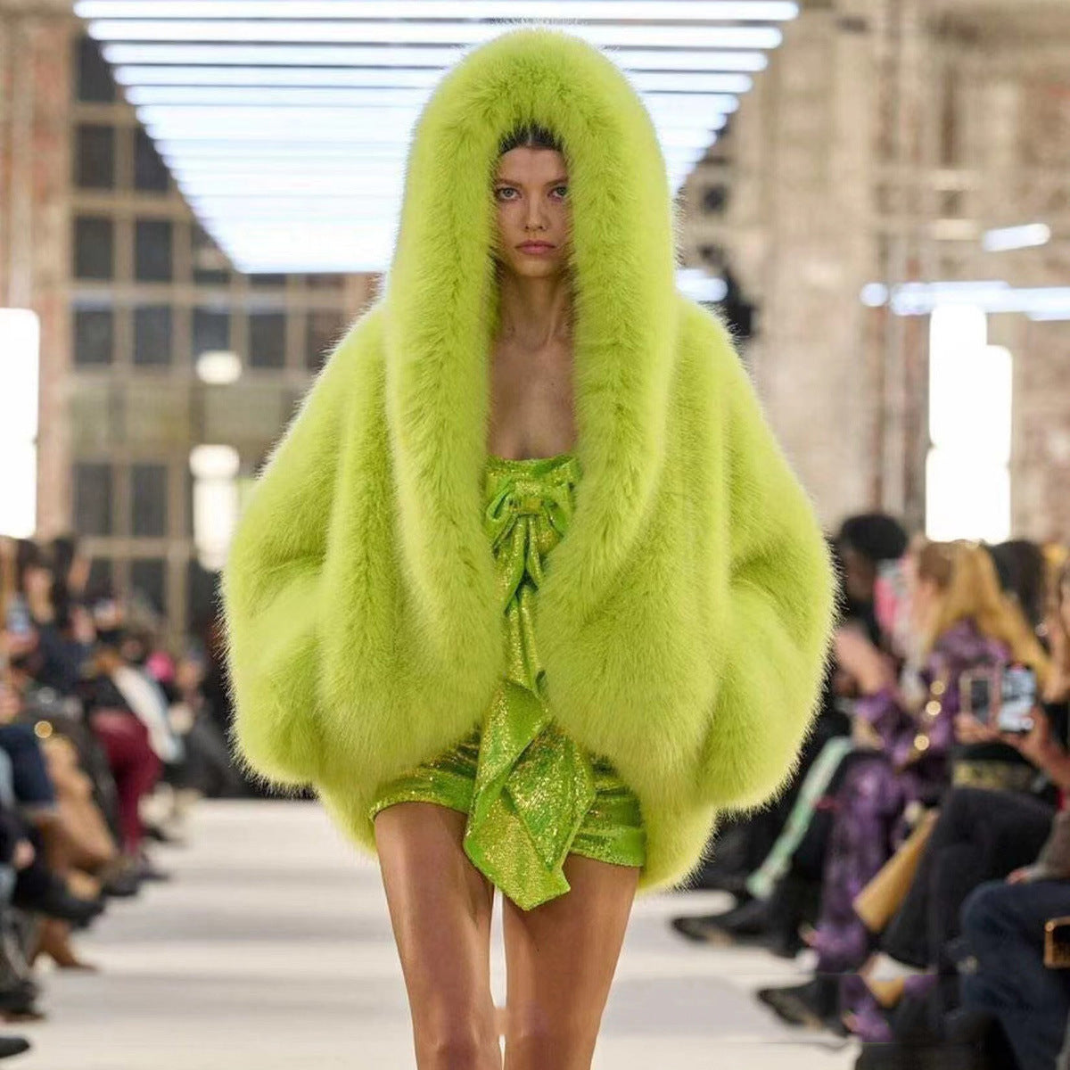 Manteau ample en fausse fourrure à capuche — Amielle Paris