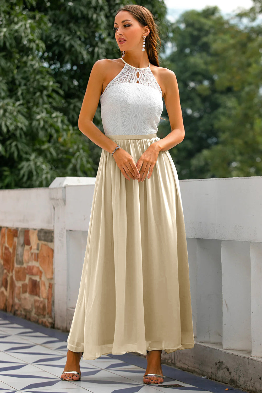 Robe longue à encolure américaine et corsage en dentelle — Amielle Paris