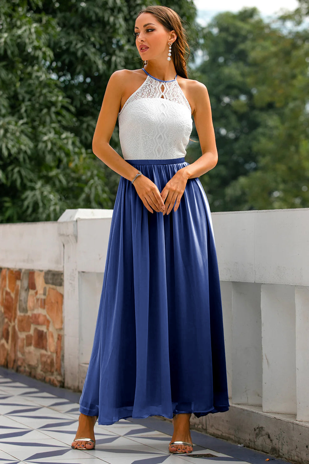 Robe longue à encolure américaine et corsage en dentelle — Amielle Paris