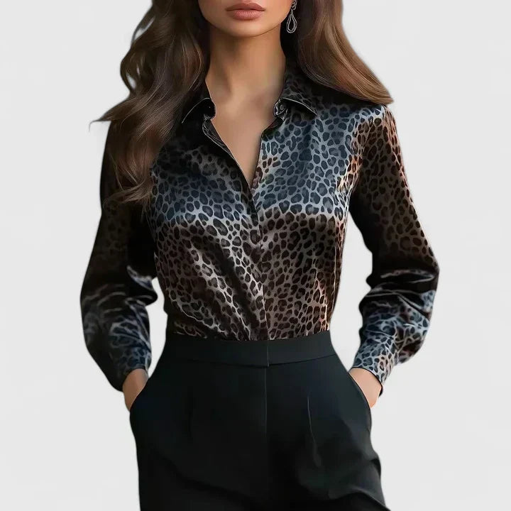 Blouse satinée à imprimé léopard — Amielle Paris