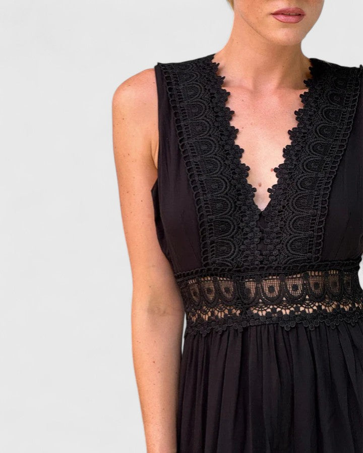 Robe longue à dentelle au crochet et col en V — Amielle Paris