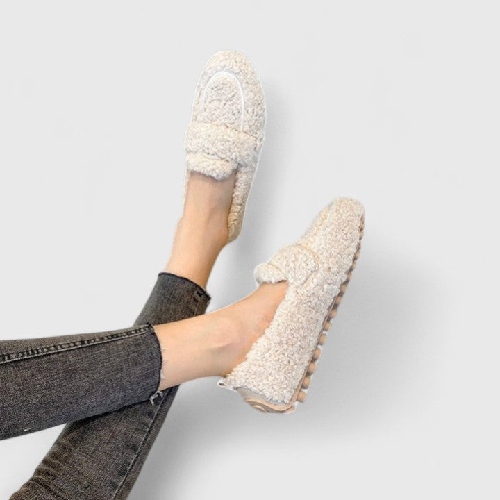 Chaussons effet peau lainée à semelle antidérapante — Amielle Paris