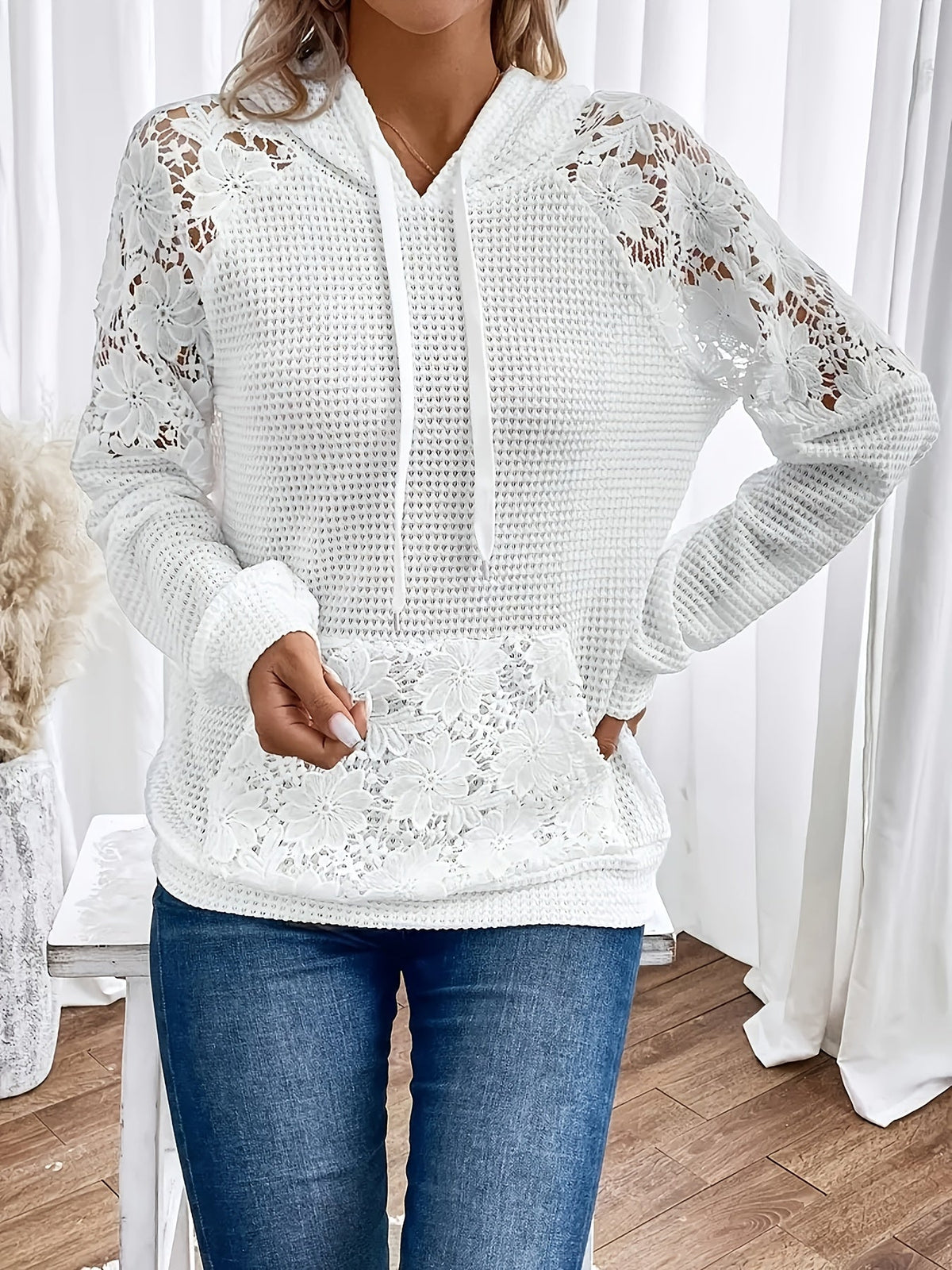 Pull à capuche en maille gaufrée et dentelle — Amielle Paris