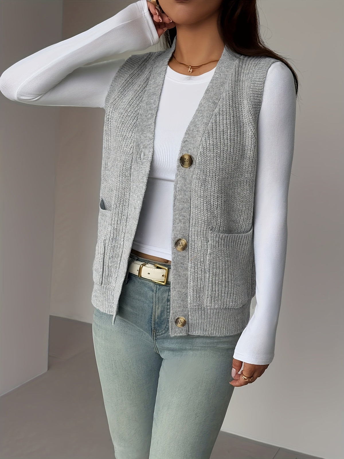 Naomi | Gilet sans manches en maille à col V — Amielle Paris