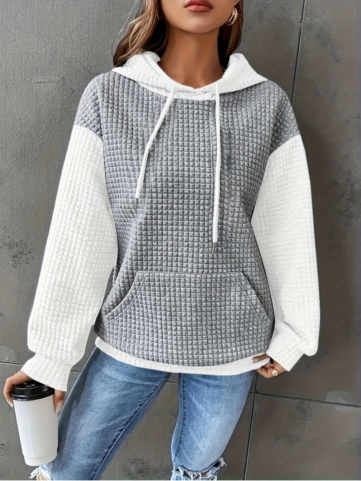 Pull bicolore à capuche en maille gaufrée — Amielle Paris