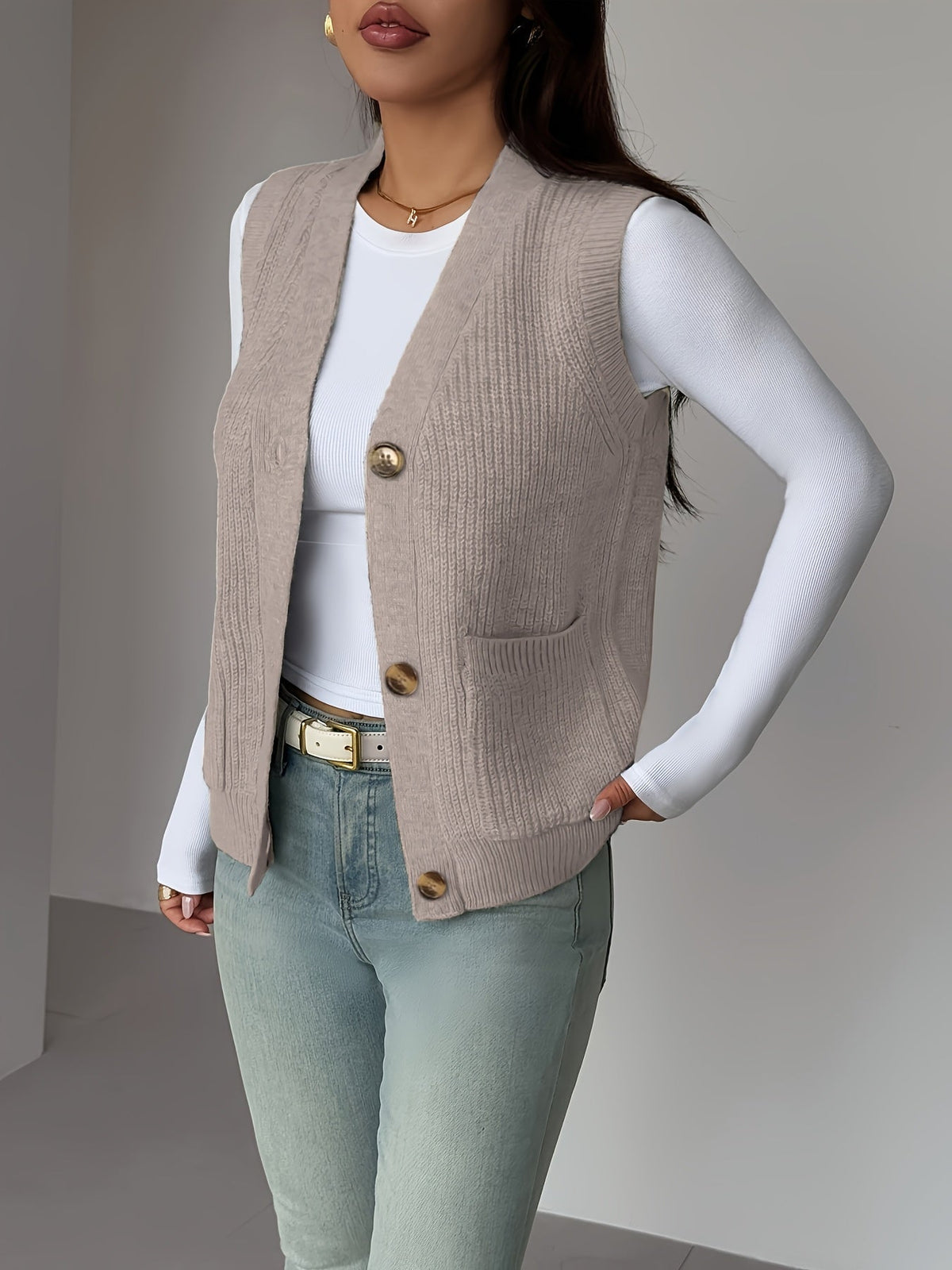 Naomi | Gilet sans manches en maille à col V — Amielle Paris