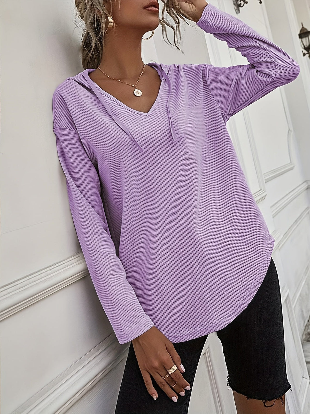 Pull gaufré à capuche et encolure en V — Amielle Paris