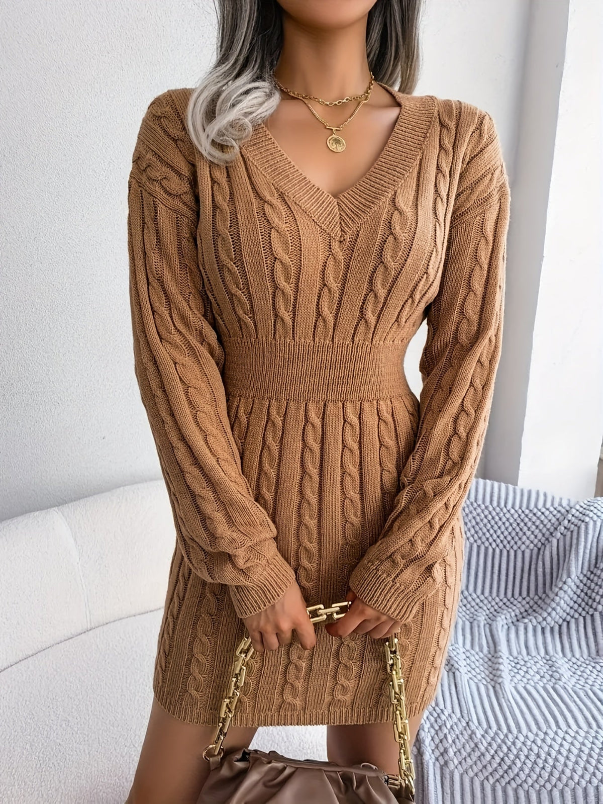 Robe pull courte torsadée à basque — Amielle Paris
