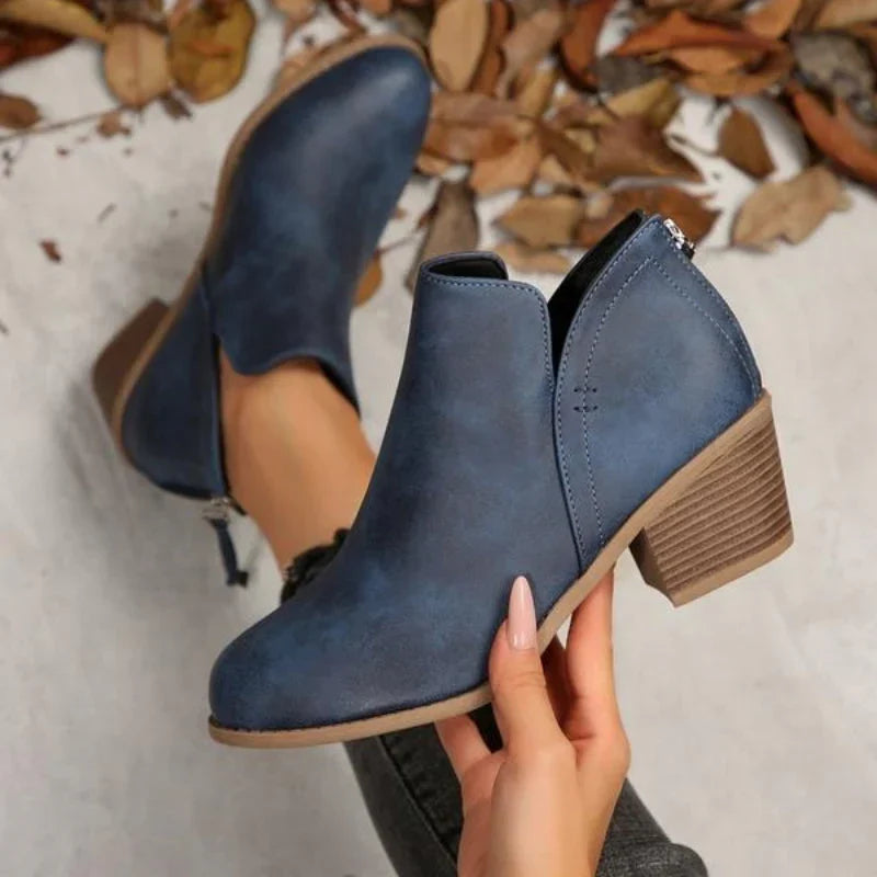 Bottines aspect daim à découpe en V — Amielle Paris
