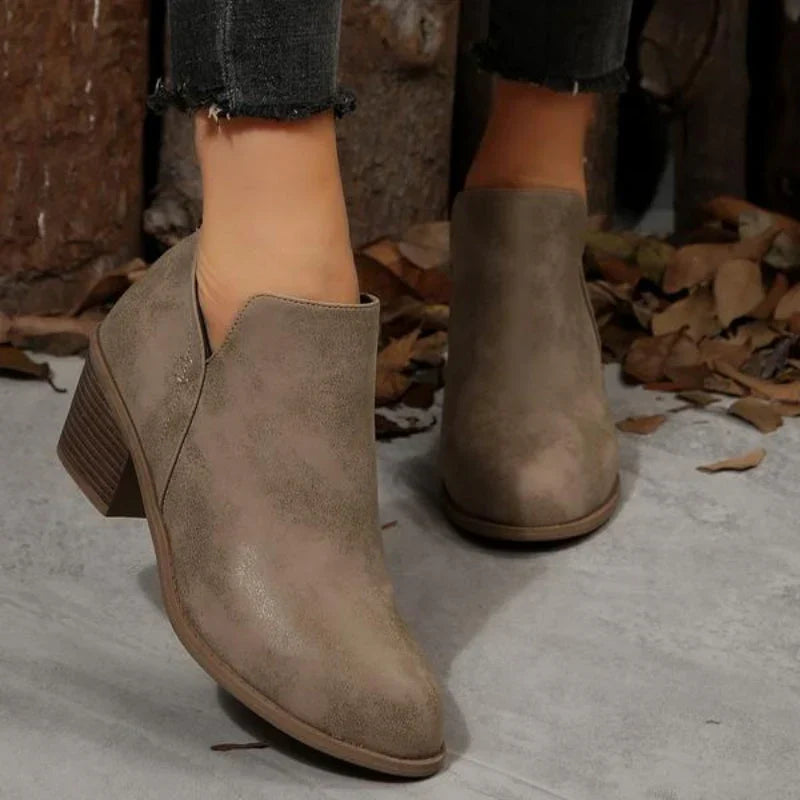 Bottines aspect daim à découpe en V — Amielle Paris