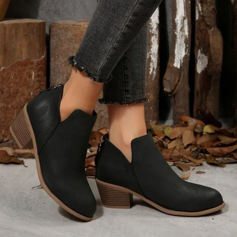 Bottines aspect daim à découpe en V — Amielle Paris