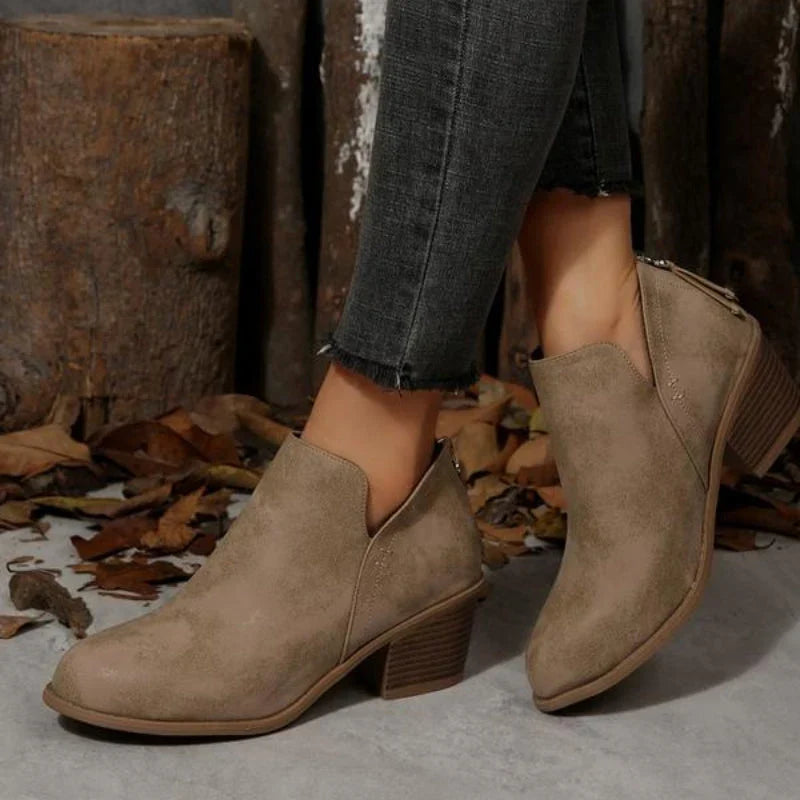 Bottines aspect daim à découpe en V — Amielle Paris