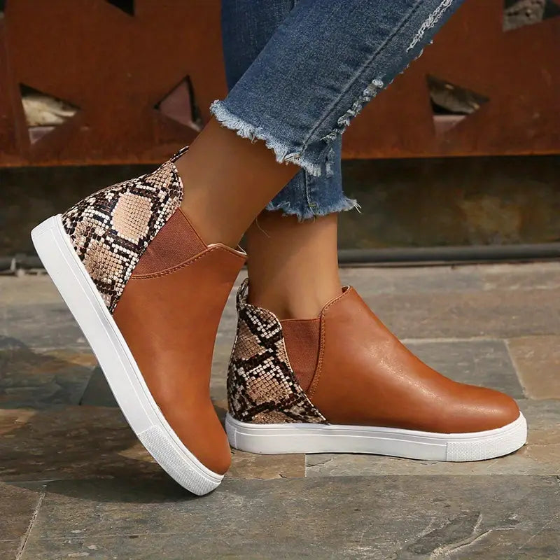 Bottines à empiècement serpent et semelle épaisse — Amielle Paris