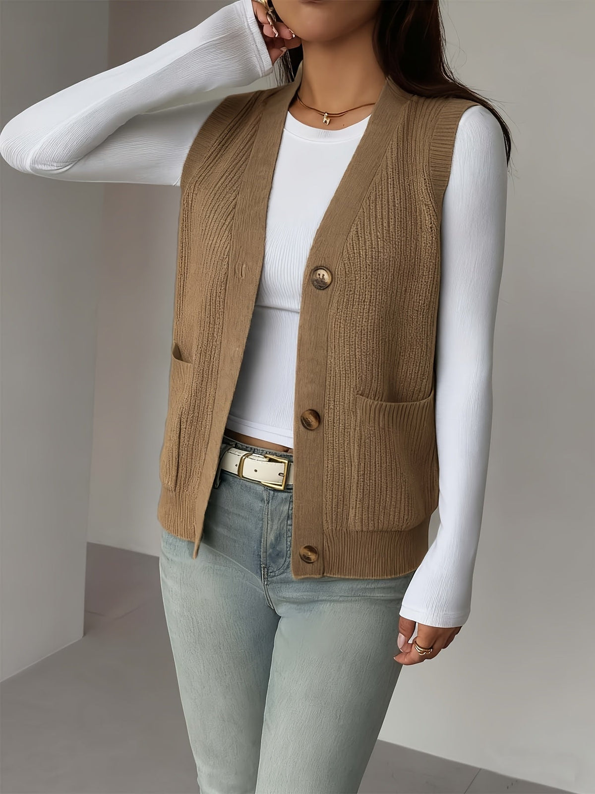 Naomi | Gilet sans manches en maille à col V — Amielle Paris