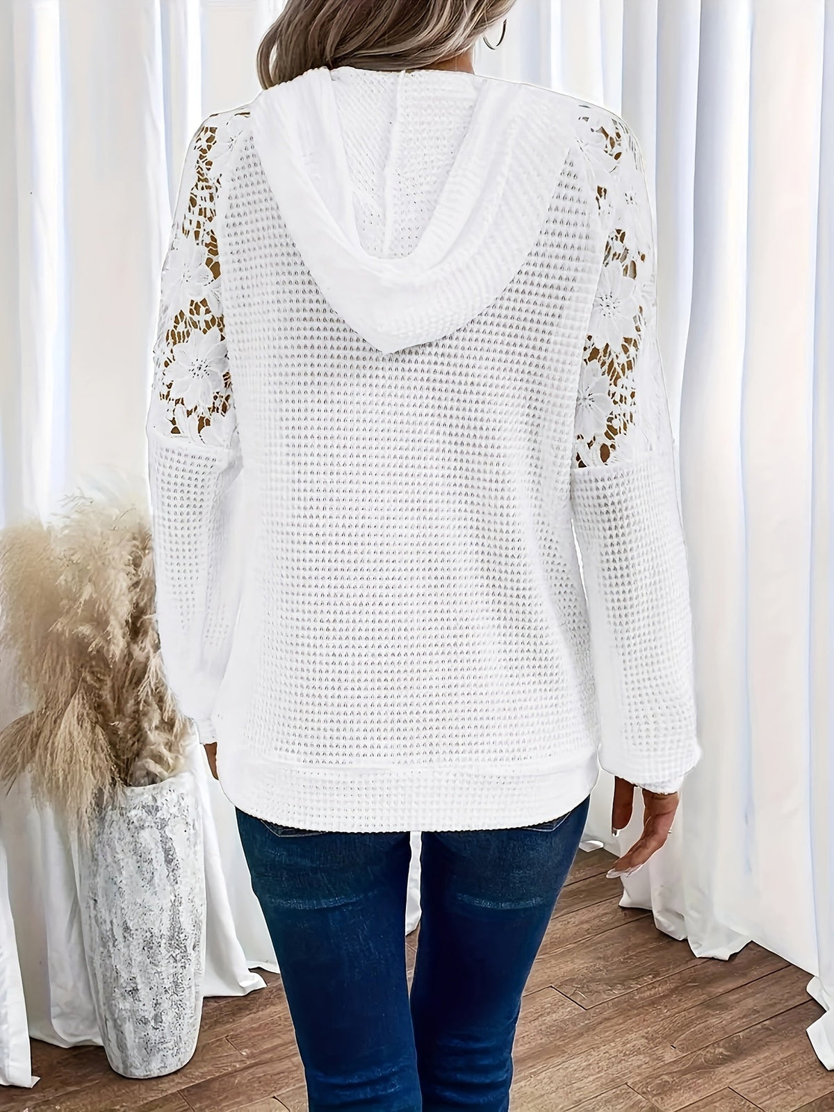 Pull à capuche en maille gaufrée et dentelle — Amielle Paris