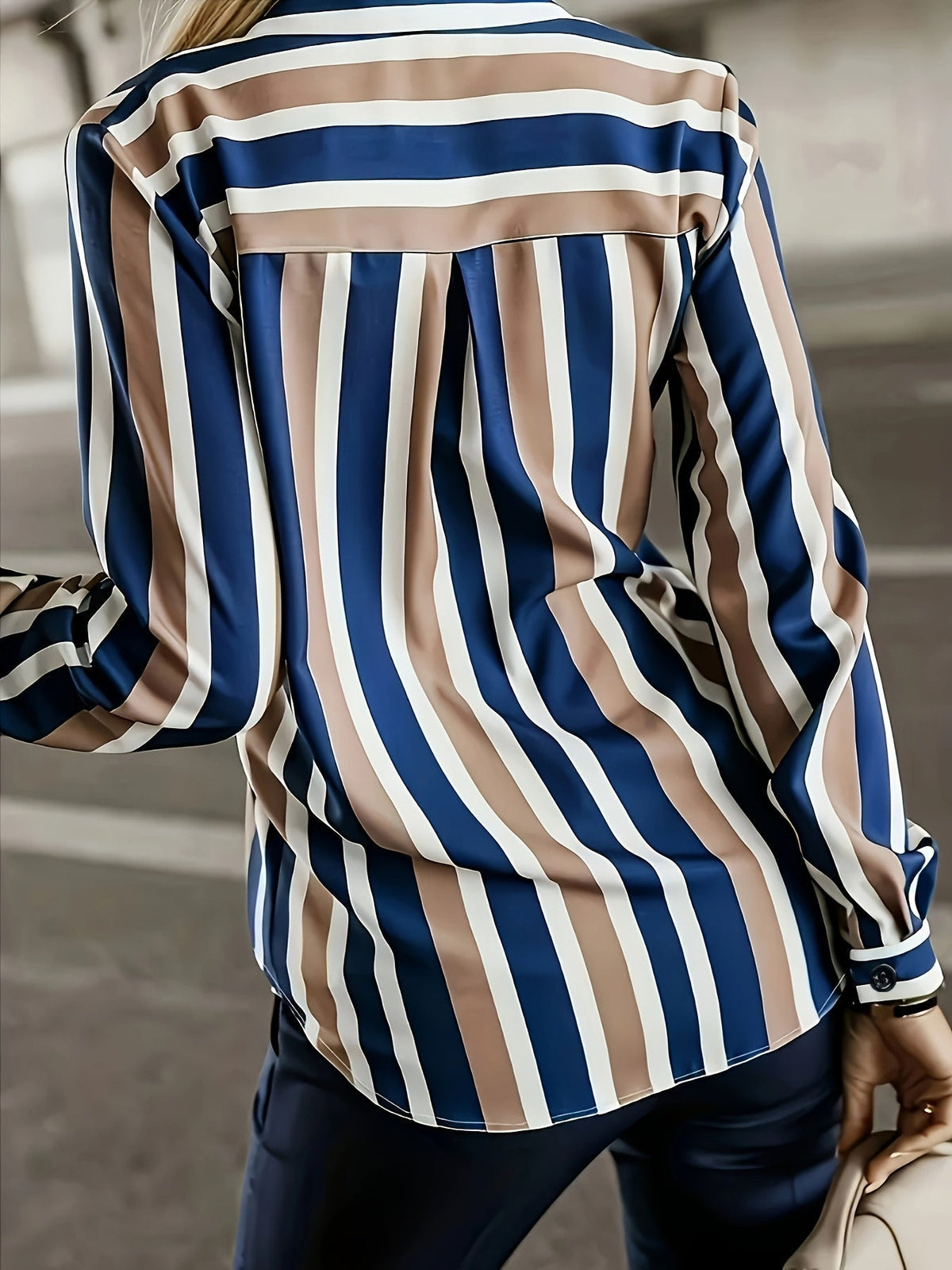 Chemise rayée boutonnée avec poche poitrine — Amielle Paris