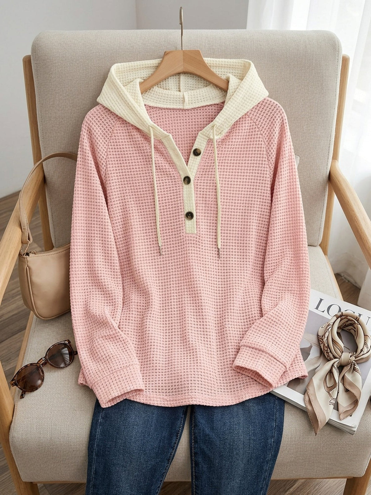 Pull gaufré à capuche contrastée — Amielle Paris