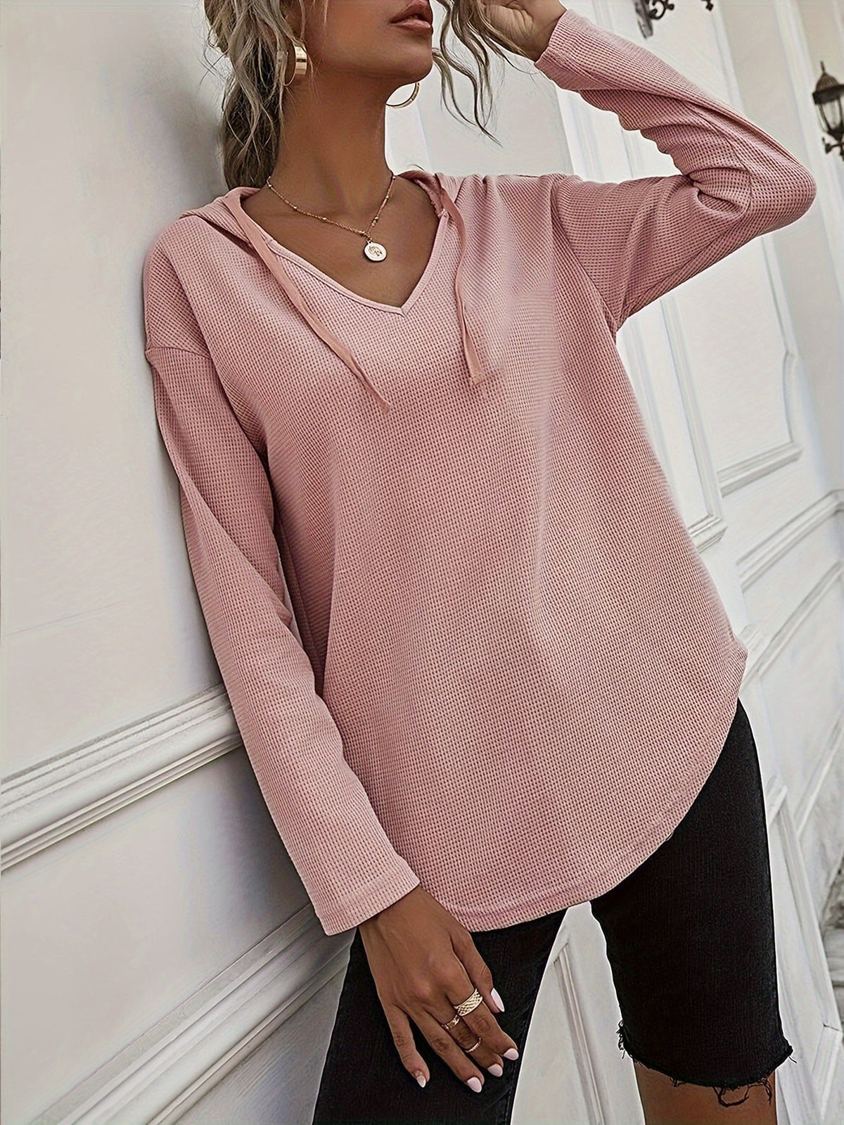 Pull gaufré à capuche et encolure en V — Amielle Paris
