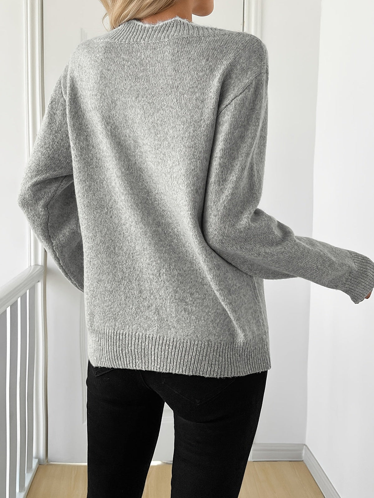 Marina | Pull à col V et détail nœud — Amielle Paris