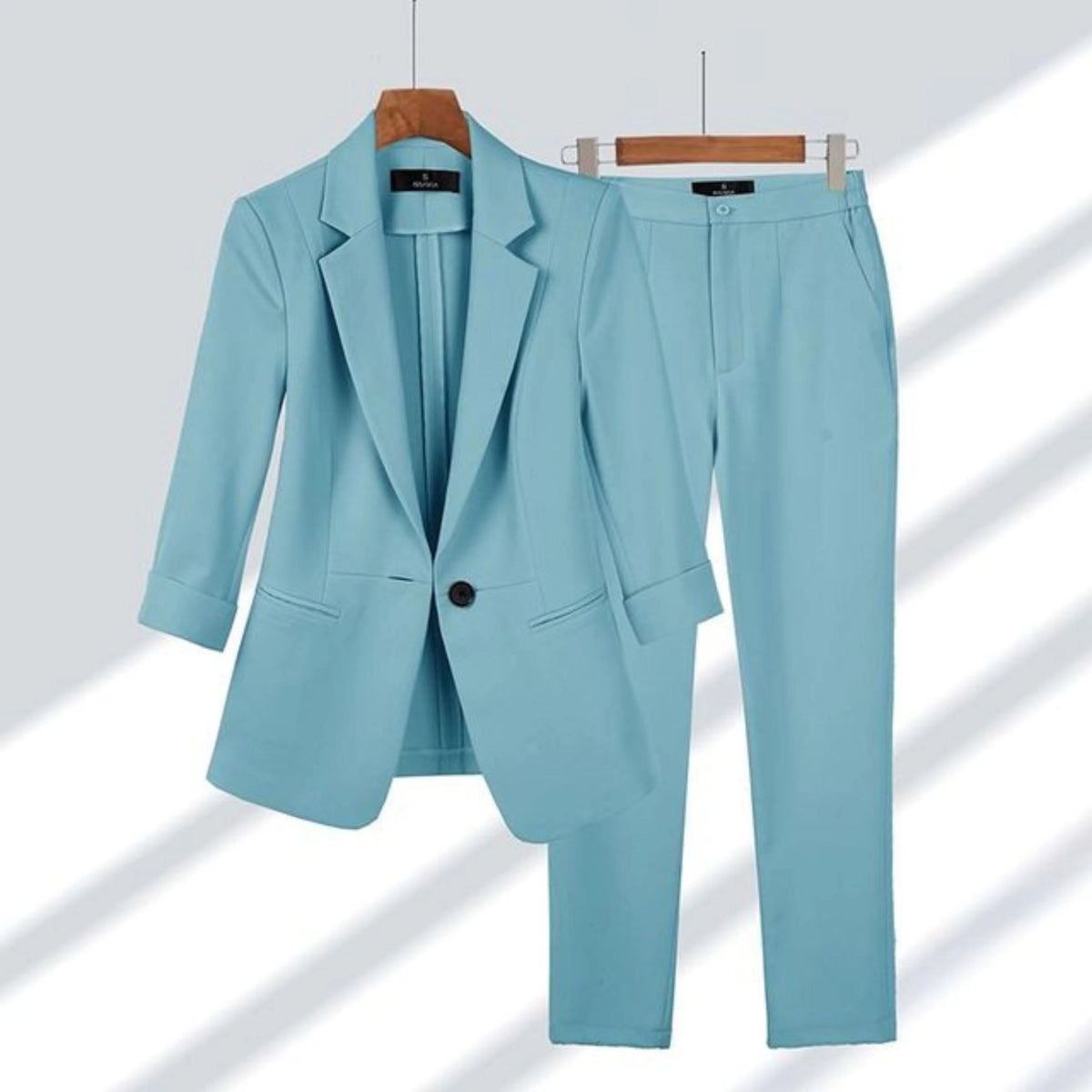 Tailleur pantalon à veste cintrée et un bouton — Amielle Paris
