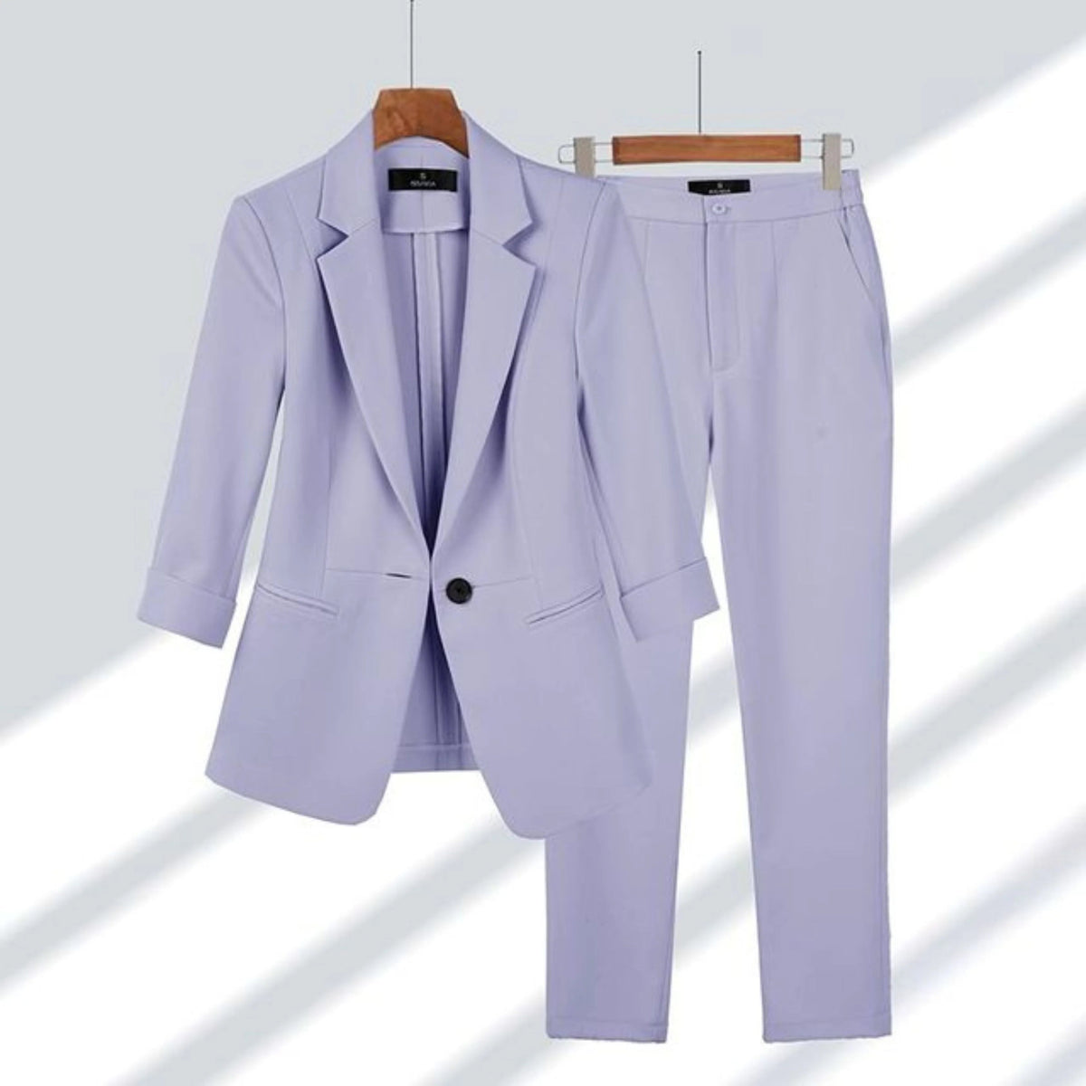 Tailleur pantalon à veste cintrée et un bouton — Amielle Paris